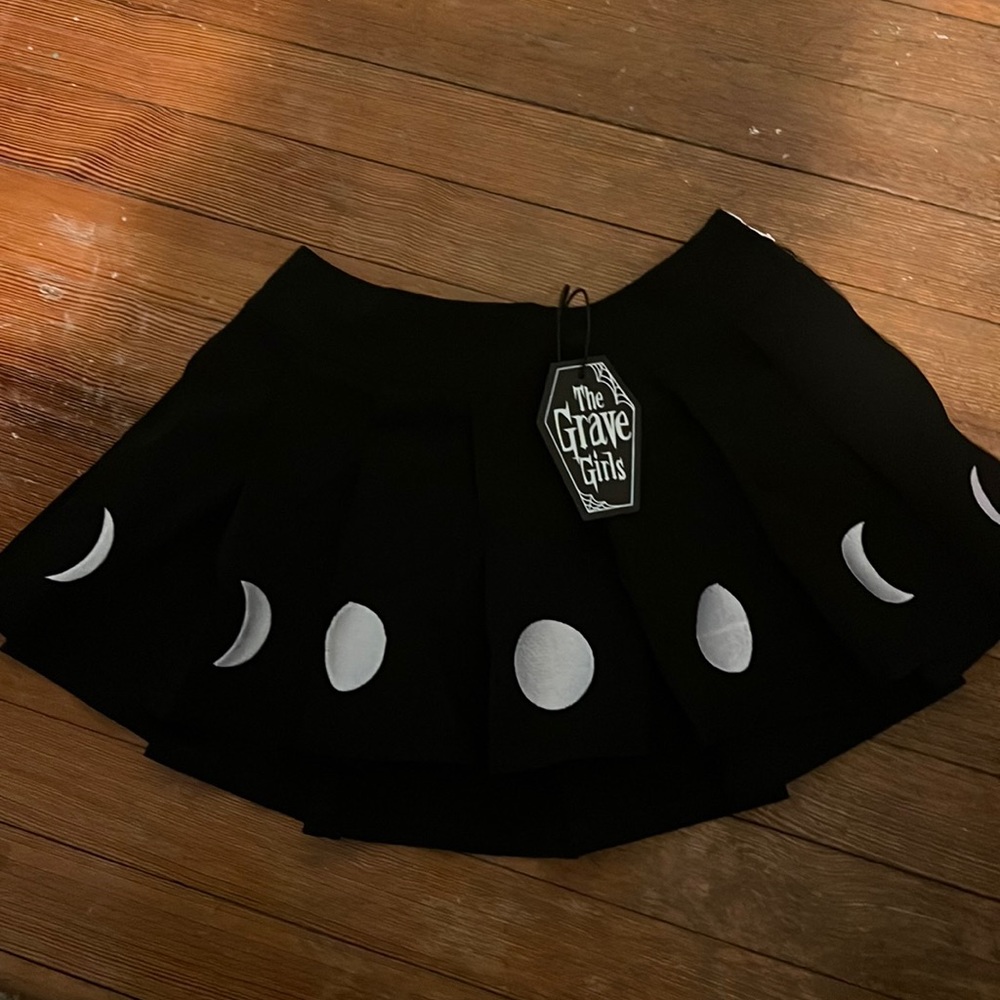 Moon phase pleated skirt